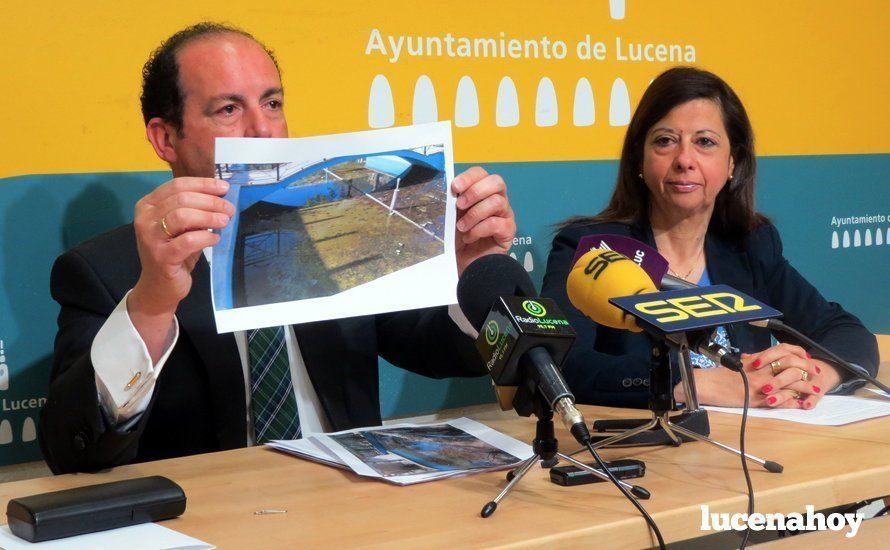  Paco Huertas muestra una foto del estanque del Paseo de Rojas, junto a Araceli Moreno. 
