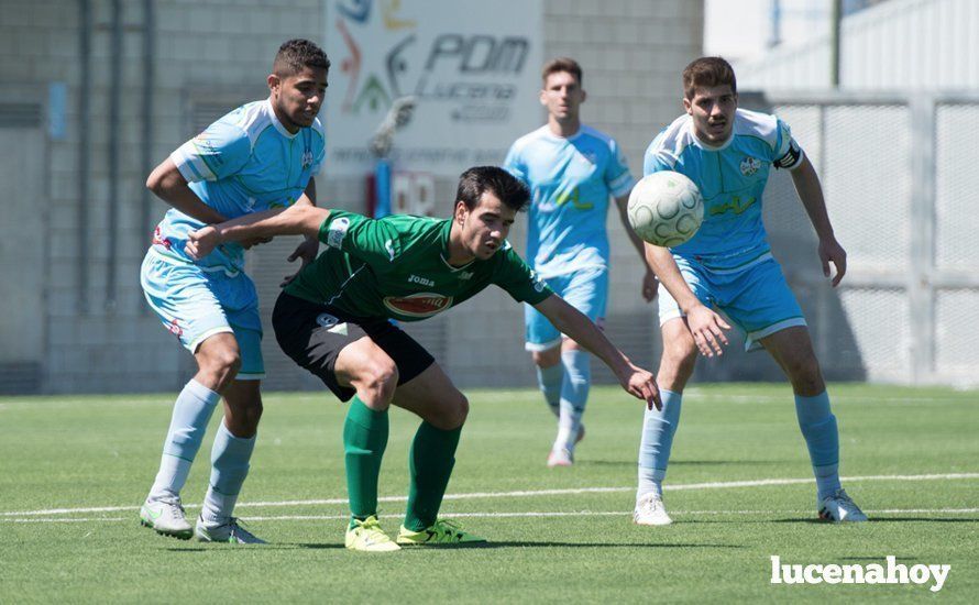  Erik, Marcos Pérez y Pedro Caballero, y delante, un jugador del Pedera. SERGIO RODRÍGUEZ 