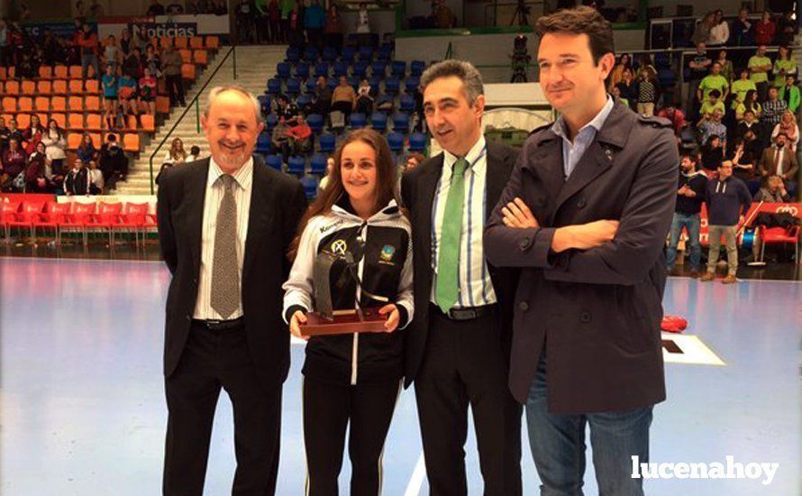  Alba Camacho recibe el premio como máxima goleadora. 