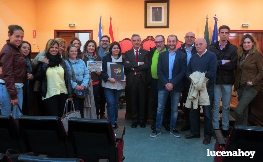  Los operadores turísticos con el alcalde de Lucena, Juan Pérez, en el salón de plenos. 