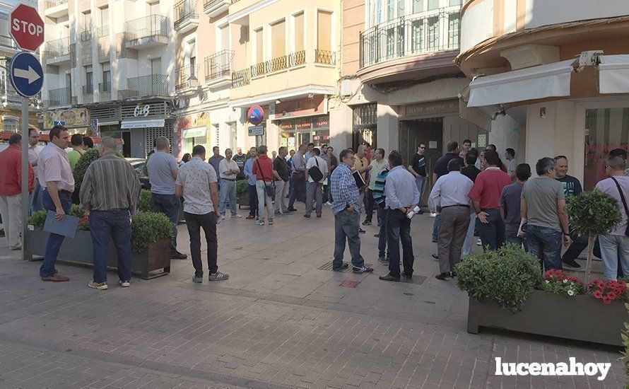  Algunos de los candidatos, esta mañana a las puertas del Centro Municipal de Formación 