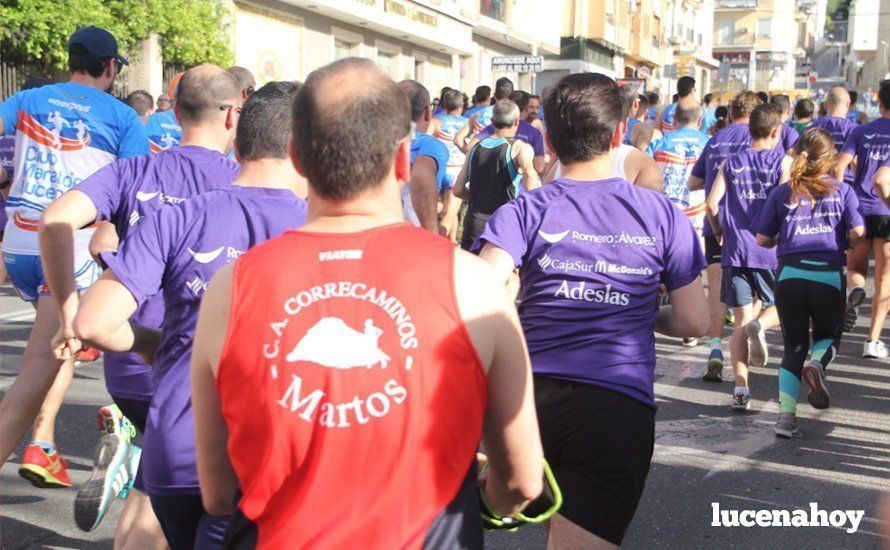 Galería 1: Una marea morada toma las calles de Lucena en la I Carrera Nazarena. Fotos de Jesús Ruiz Jiménez