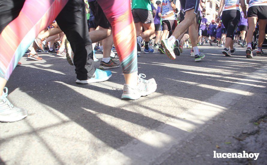 Galería 1: Una marea morada toma las calles de Lucena en la I Carrera Nazarena. Fotos de Jesús Ruiz Jiménez