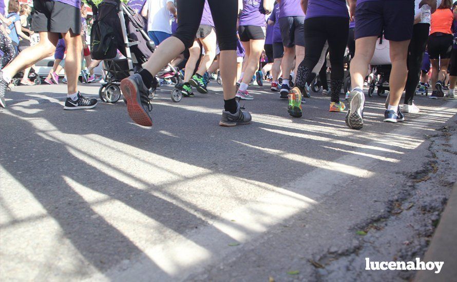 Galería 1: Una marea morada toma las calles de Lucena en la I Carrera Nazarena. Fotos de Jesús Ruiz Jiménez