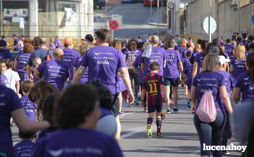 Galería 1: Una marea morada toma las calles de Lucena en la I Carrera Nazarena. Fotos de Jesús Ruiz Jiménez