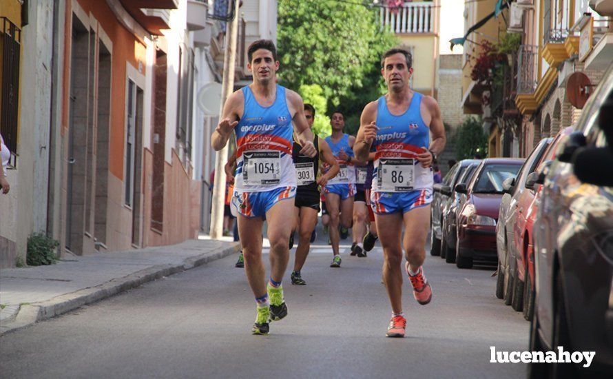 Galería 1: Una marea morada toma las calles de Lucena en la I Carrera Nazarena. Fotos de Jesús Ruiz Jiménez