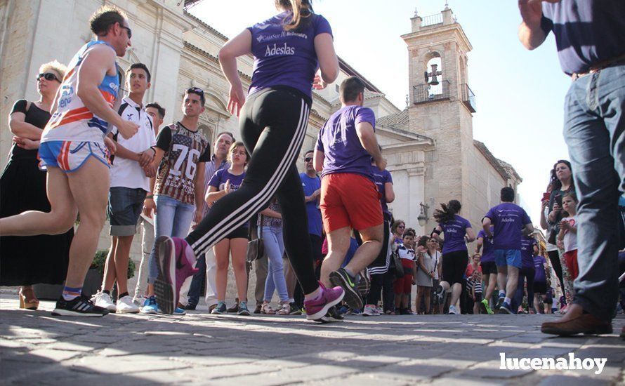 Galería 1: Una marea morada toma las calles de Lucena en la I Carrera Nazarena. Fotos de Jesús Ruiz Jiménez