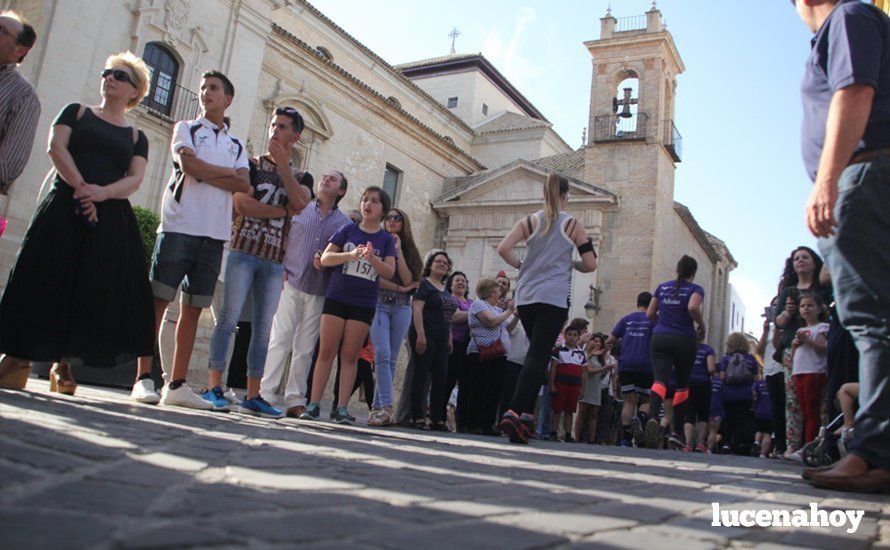 Galería 1: Una marea morada toma las calles de Lucena en la I Carrera Nazarena. Fotos de Jesús Ruiz Jiménez