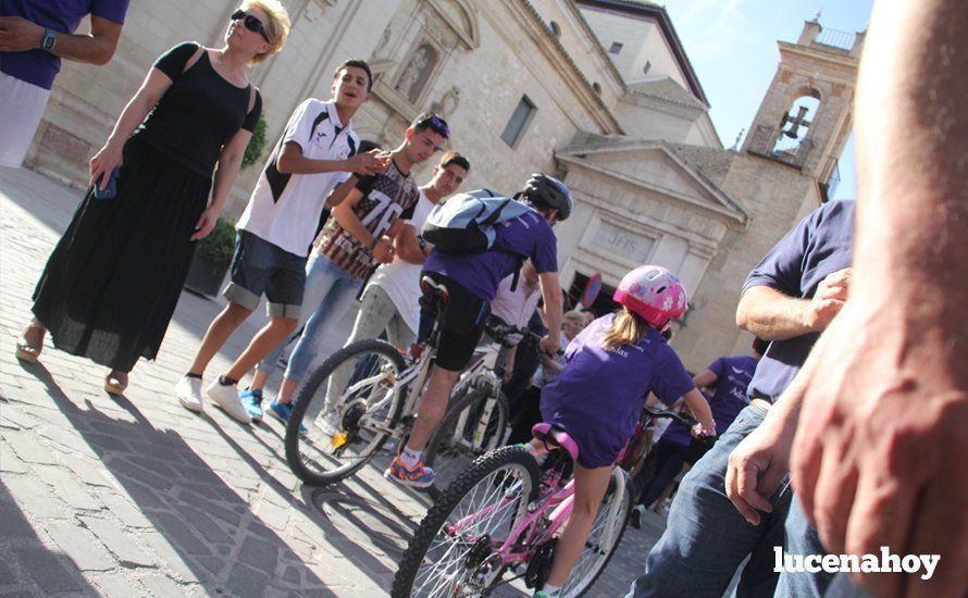 Galería 1: Una marea morada toma las calles de Lucena en la I Carrera Nazarena. Fotos de Jesús Ruiz Jiménez