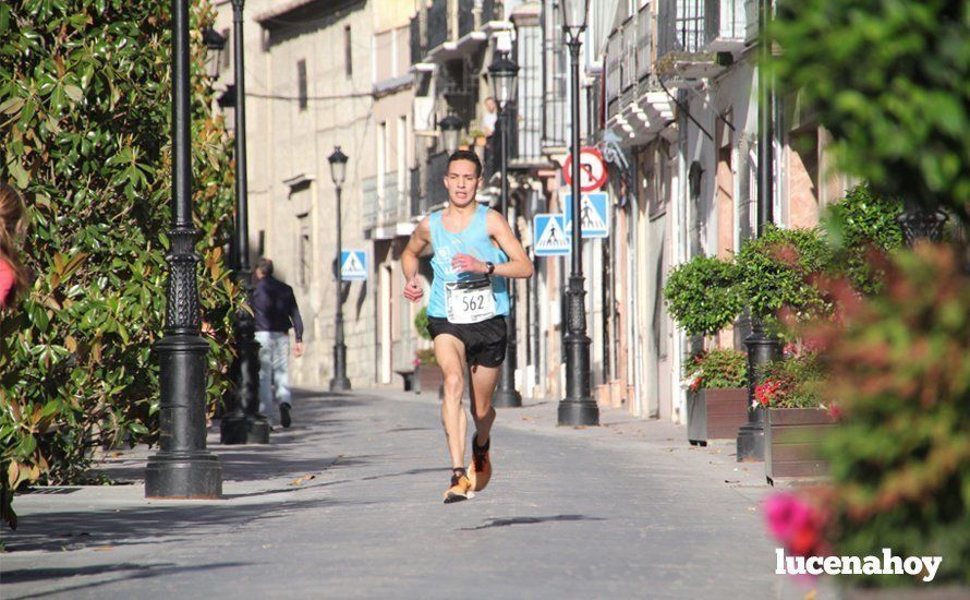 Galería 1: Una marea morada toma las calles de Lucena en la I Carrera Nazarena. Fotos de Jesús Ruiz Jiménez