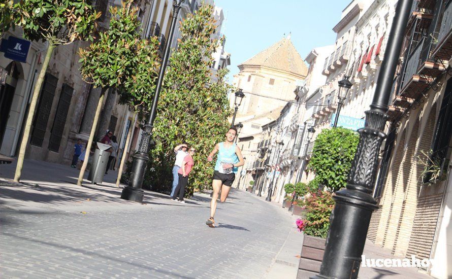 Galería 1: Una marea morada toma las calles de Lucena en la I Carrera Nazarena. Fotos de Jesús Ruiz Jiménez