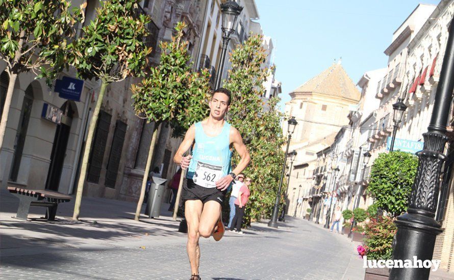 Galería 1: Una marea morada toma las calles de Lucena en la I Carrera Nazarena. Fotos de Jesús Ruiz Jiménez