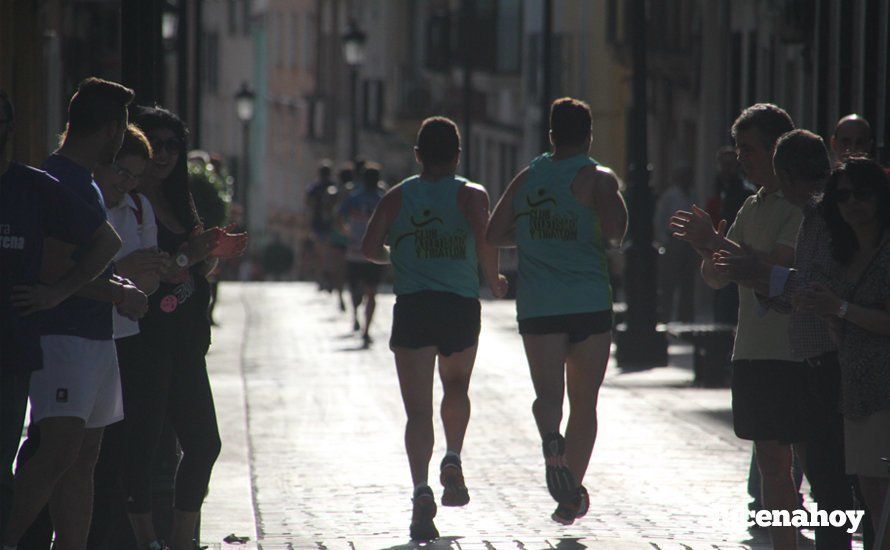 Galería 1: Una marea morada toma las calles de Lucena en la I Carrera Nazarena. Fotos de Jesús Ruiz Jiménez