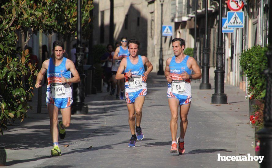 Galería 1: Una marea morada toma las calles de Lucena en la I Carrera Nazarena. Fotos de Jesús Ruiz Jiménez