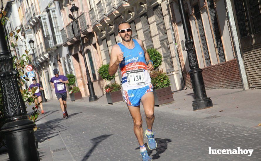 Galería 1: Una marea morada toma las calles de Lucena en la I Carrera Nazarena. Fotos de Jesús Ruiz Jiménez