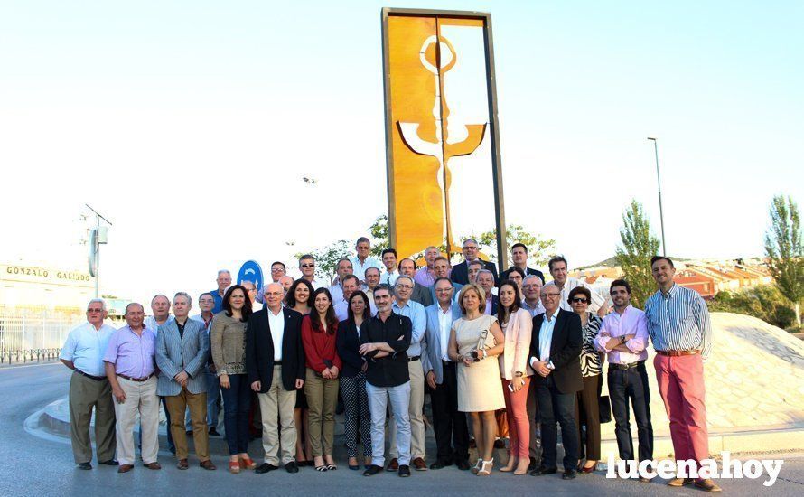  Empresarios del sector del metal y autoridades junto al monumento inaugurado ayer 