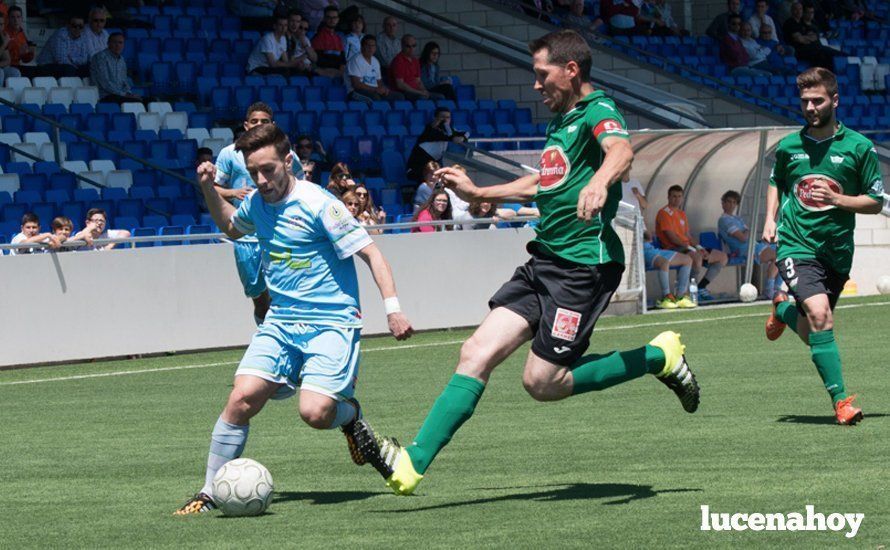  Migue Espinosa, con la elástica y el brazalete de capitán del Pedrera en el estadio Ciudad de Lucena. SERGIO RODRÍGUEZ 