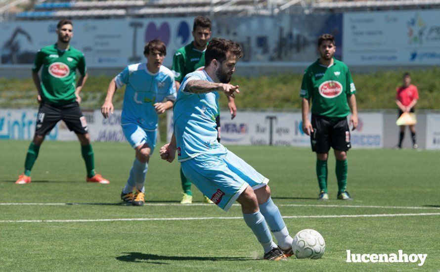  Sergio Torres lanza un penalti, que posteriormente materializó, contra el Pedrera. SERGIO RODRÍGUEZ 