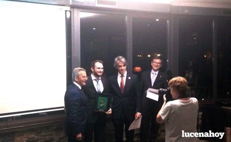  Julio Arcos recibe el reconocimiento del Colegio de Aparejadores de Granada. 
