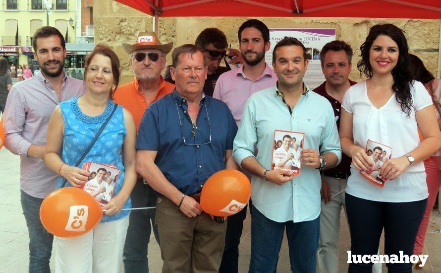  Marcial Gómez, junto los concejales de Ciudadanos en el Ayuntamiento de Lucena, y simpatizantes del partido. 