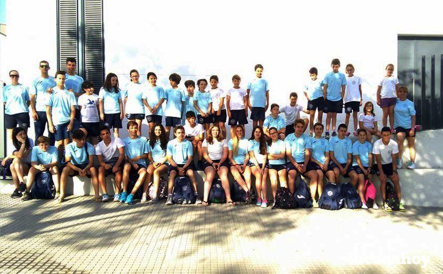  Entrenadores y competidores del Club Natación Lucena. 