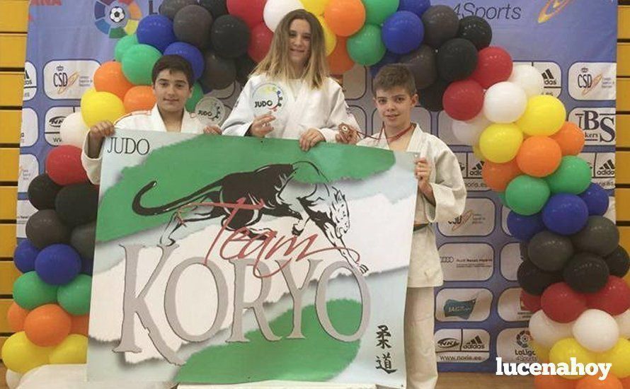  Deportistas de la entidad lucentina, con la bandera del Club Koryo. 