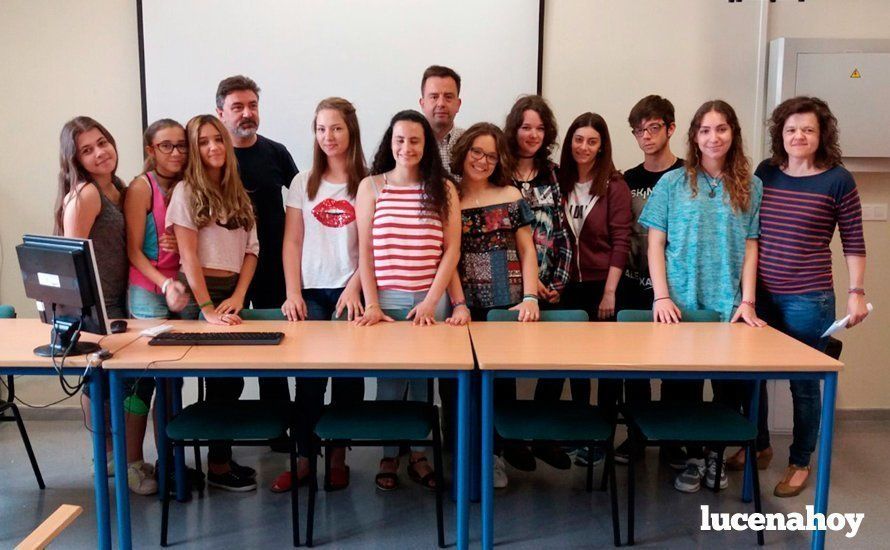  Alumnos, profesores y el director del Sierra de Aras y la voluntaria Araceli Delgado. 