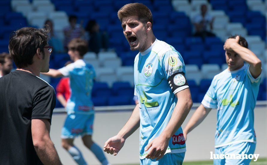  Pedro Caballero, celebra un gol de su equipo frente al Pedrera. SERGIO RODRÍGUEZ 