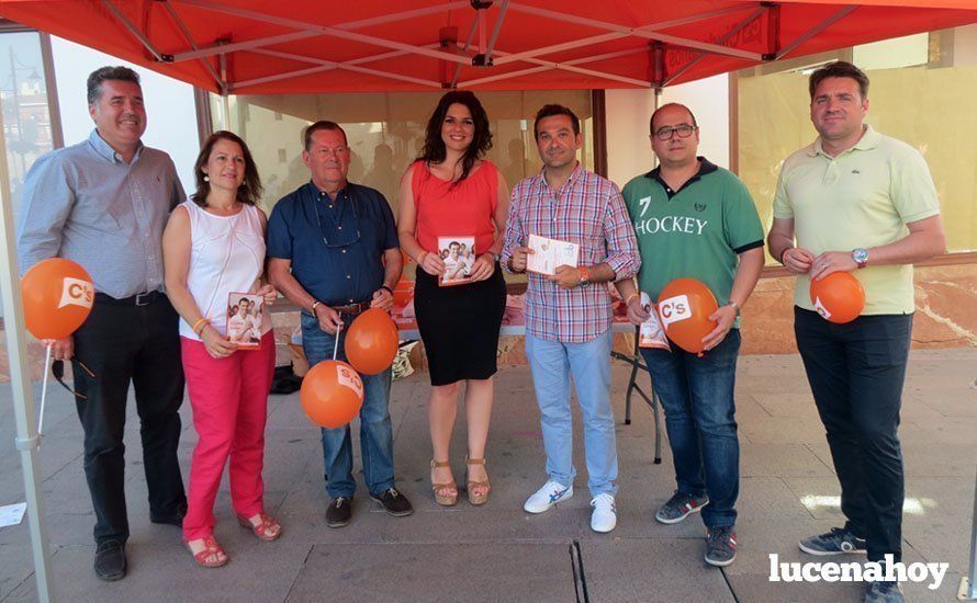  Marcial Gómez, Puri Joyera, Juan Antonio Rodríguez y otros simpatizantes de la formación naranja en Lucena. 