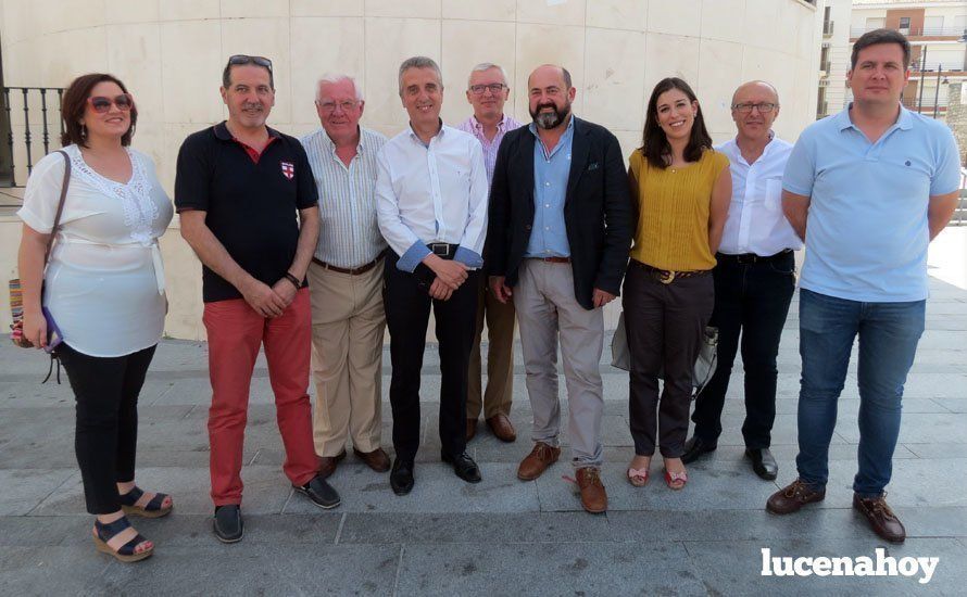  Manuel Torres, Juan Pérez y concejales y simpatizantes del PSOE. 