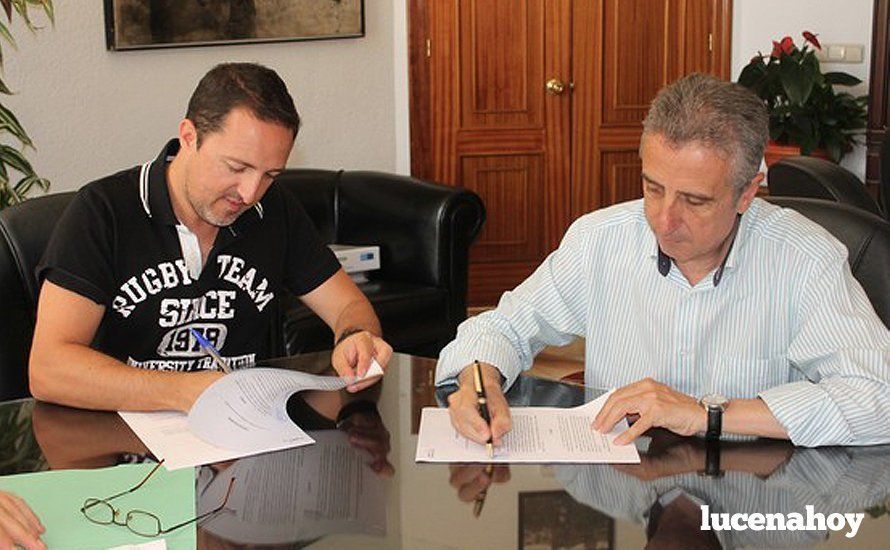  Un momento de la firma del contrato 