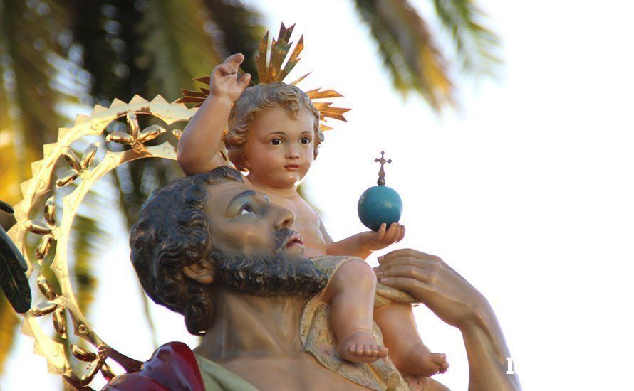 Galería: San Cristóbal vuelve a procesionar por las calles de Lucena tras un año de ausencia