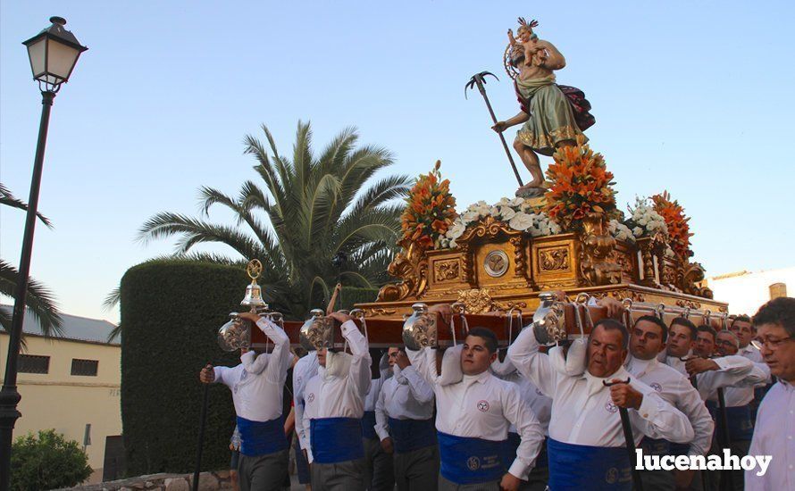 Galería: San Cristóbal vuelve a procesionar por las calles de Lucena tras un año de ausencia