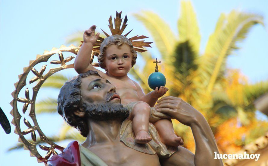 Galería: San Cristóbal vuelve a procesionar por las calles de Lucena tras un año de ausencia