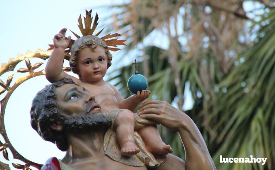 Galería: San Cristóbal vuelve a procesionar por las calles de Lucena tras un año de ausencia