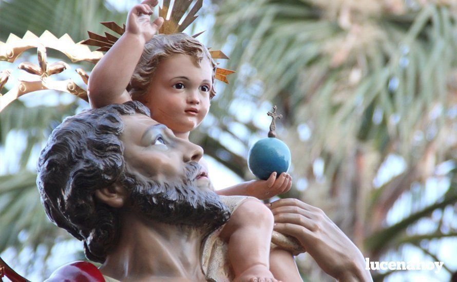 Galería: San Cristóbal vuelve a procesionar por las calles de Lucena tras un año de ausencia