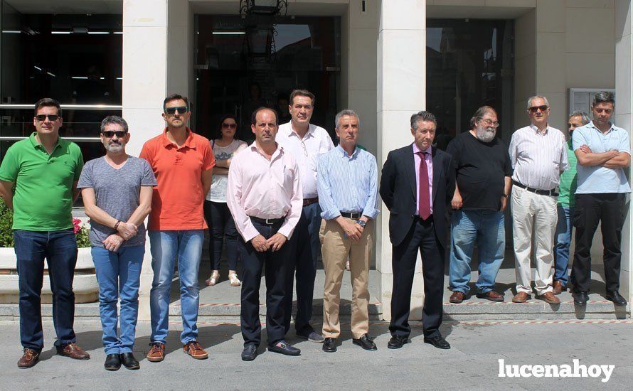  El alcalde, representantes públicos, trabajadores del Ayuntamiento y otras personalidades en la puerta de la Casa Consistorial. 