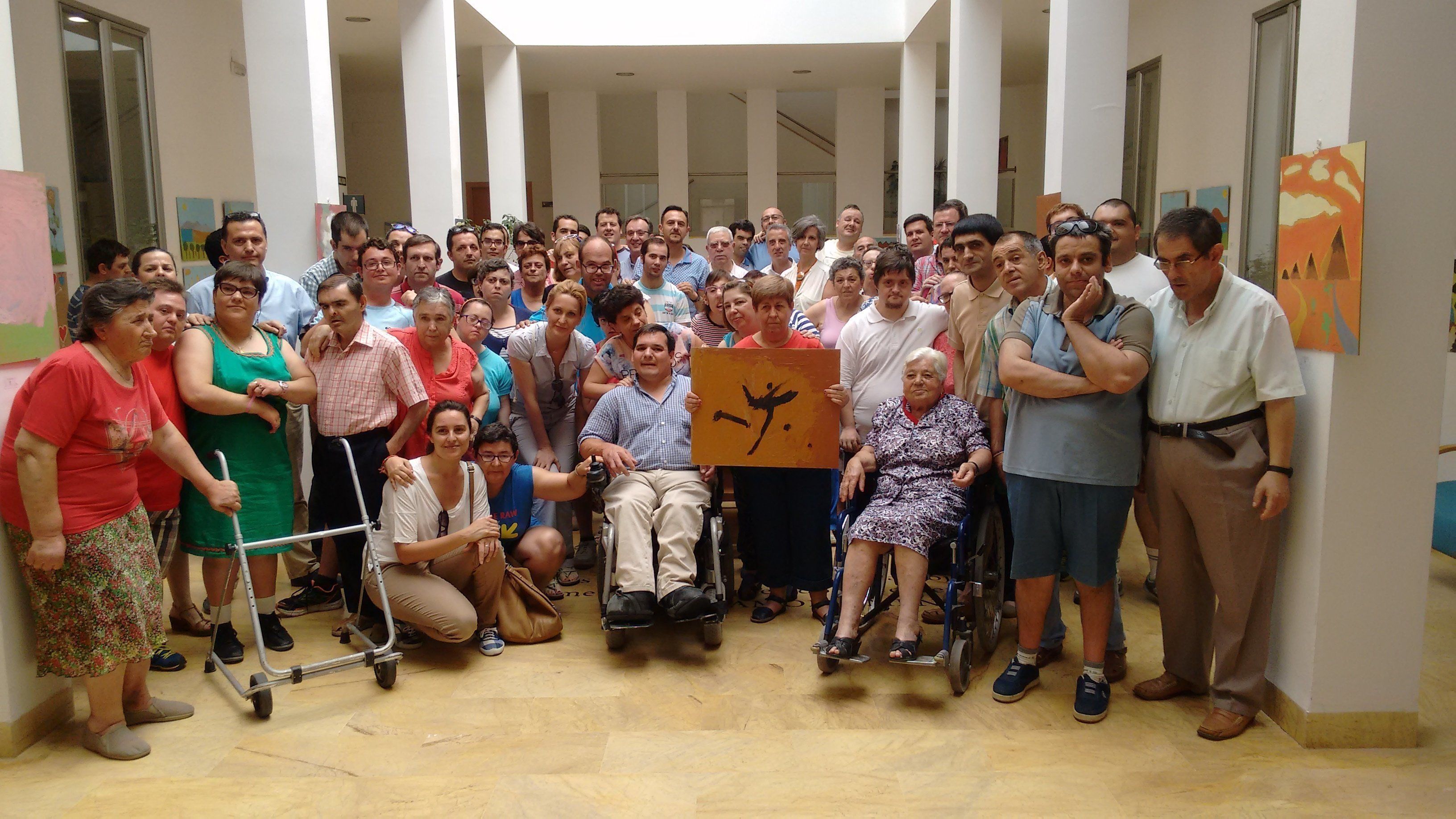  Los participantes en la exposicion, posan en una foto grupal al final del acto de inauguración de la misma. 