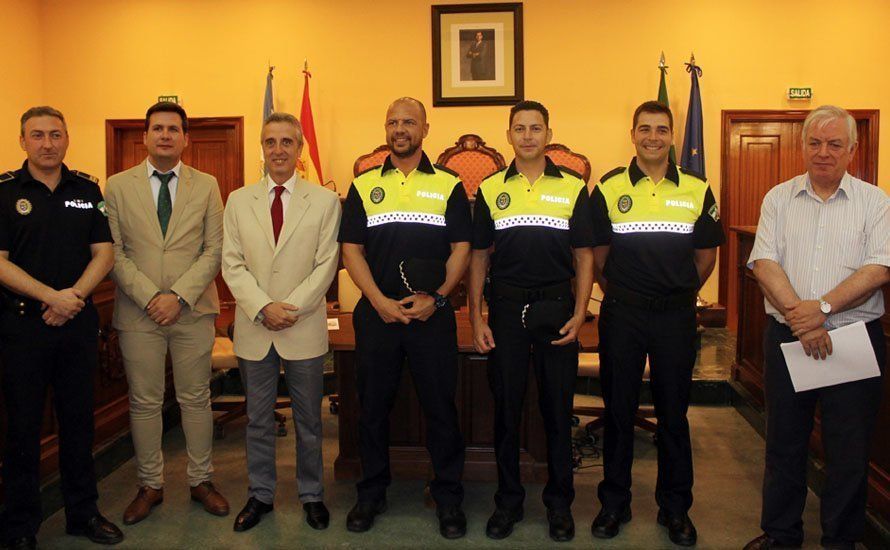  El alcalde y el concejal de Seguridad Ciudadana con los nuevos agentes; además de otro mando de la Policía y el secretario. 