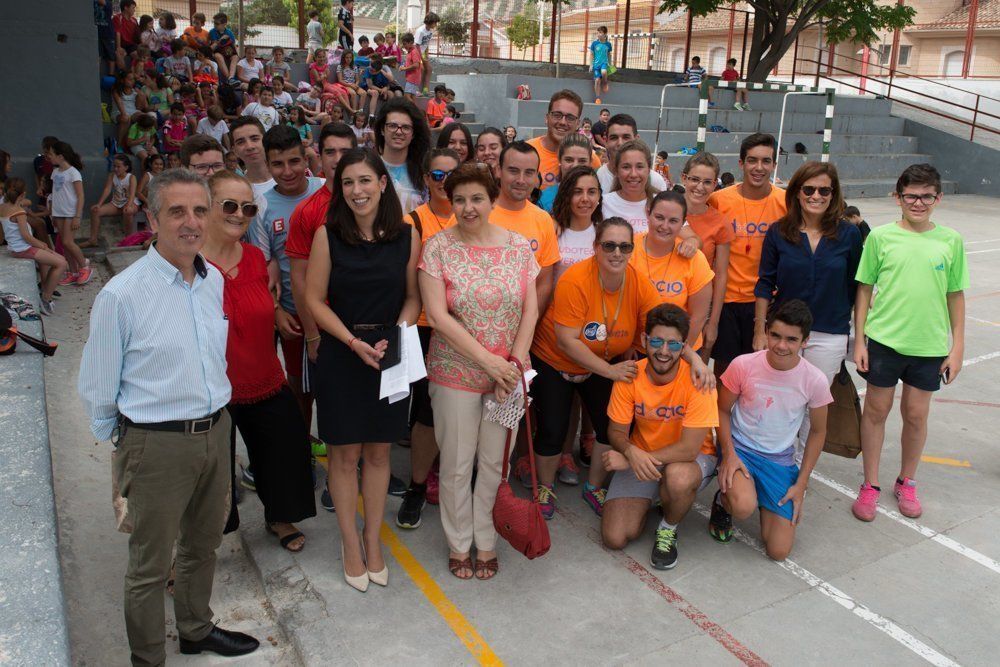  Autoridades locales acuden a la ludoteca de verano. 