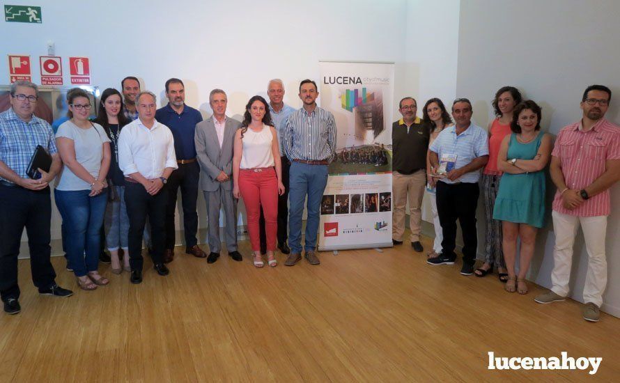  Representantes políticos, técnicos de Turismo y empresarios. 