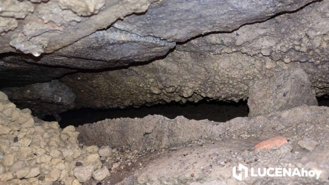 Espacios huecos bajo la calzada en la calle Río Guadalquivir, origen de los hundimientos según los vecinos. Espacios huecos bajo la calzada en la calle Río Guadalquivir, origen de los hundimientos según los vecinos.