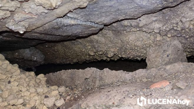  Espacios huecos bajo la calzada en la calle Río Guadalquivir, origen de los hundimientos según los vecinos. 