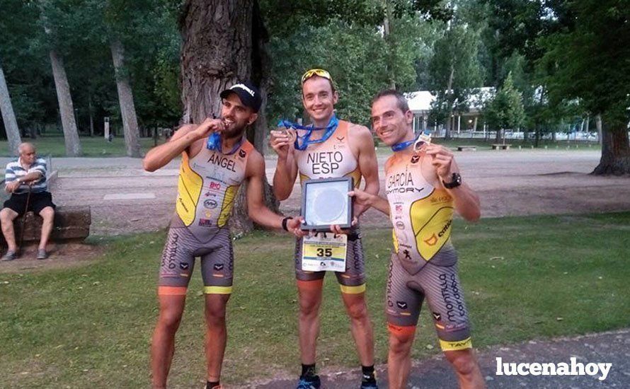  Cristóbal García, con sus compañeros del Montilla Córdoba-Triatlón. 