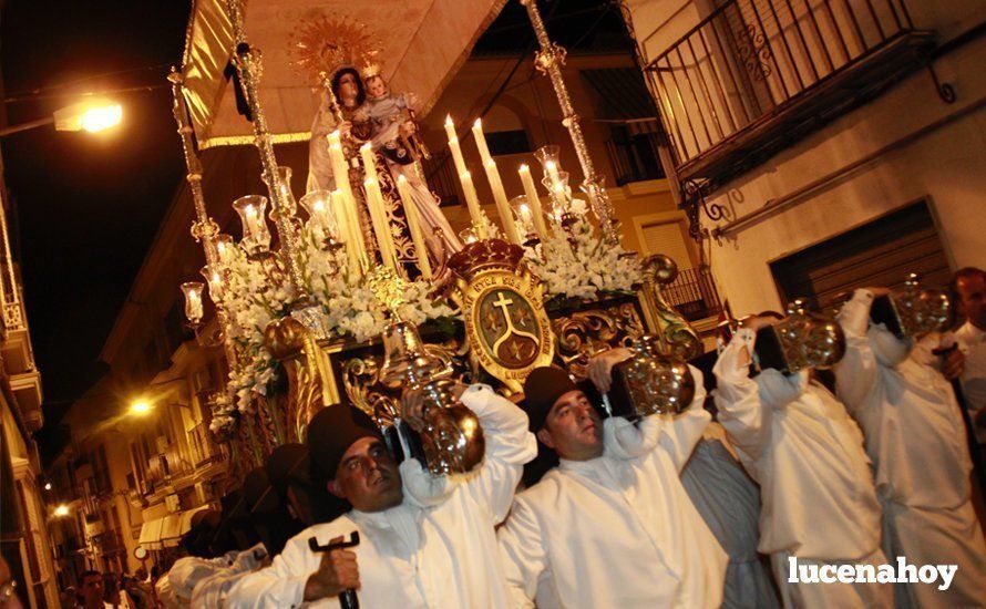 Galería: La Virgen del Carmen, de nuevo bajo palio, recorre con brillantez las calles de su barrio en solemne procesión