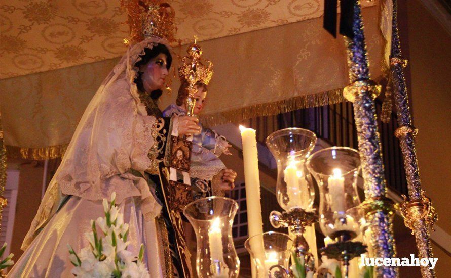 Galería: La Virgen del Carmen, de nuevo bajo palio, recorre con brillantez las calles de su barrio en solemne procesión