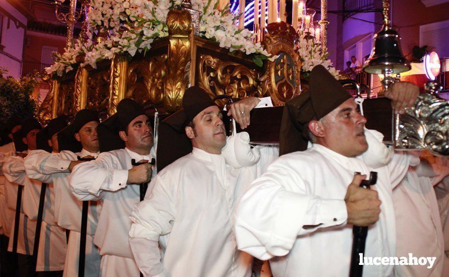 Galería: La Virgen del Carmen, de nuevo bajo palio, recorre con brillantez las calles de su barrio en solemne procesión