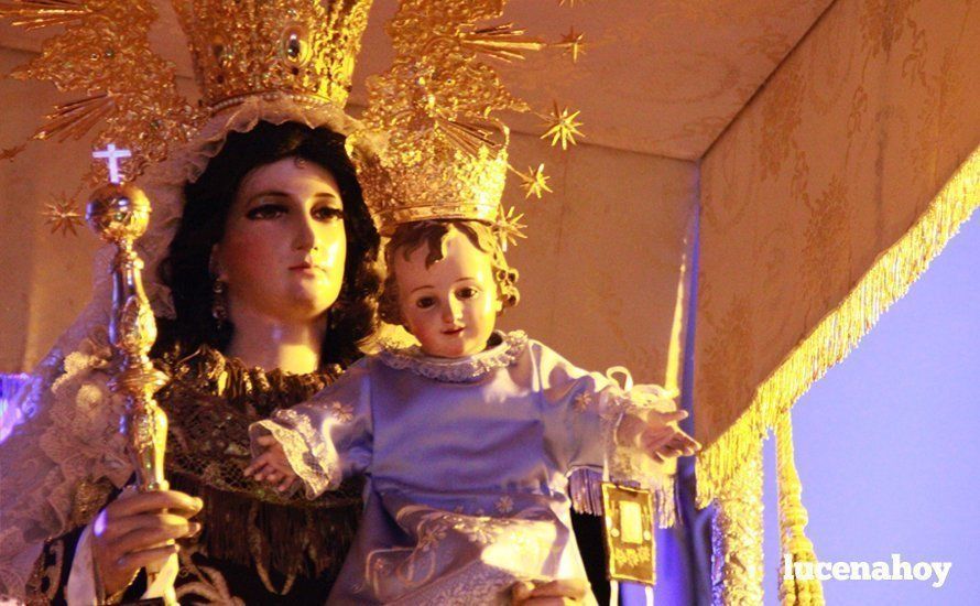 Galería: La Virgen del Carmen, de nuevo bajo palio, recorre con brillantez las calles de su barrio en solemne procesión