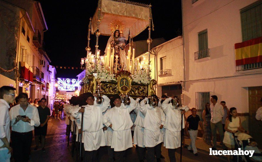 Galería: La Virgen del Carmen, de nuevo bajo palio, recorre con brillantez las calles de su barrio en solemne procesión