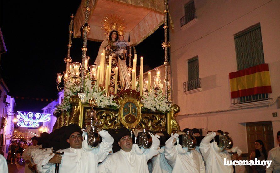 Galería: La Virgen del Carmen, de nuevo bajo palio, recorre con brillantez las calles de su barrio en solemne procesión